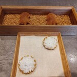 Ode - (2022/5 訪問)手前、黒バナナと下中玉ねぎ。奥、ホタルイカ。ホタルイカは贅沢おっとっとみたい。