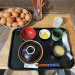 Tankuma - このセットを受け取り、テーブル。テーブルには卵と醤油などの調味料。