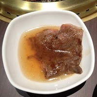 天壇  祇園本店 - 黄金のつけタレに入ったお肉