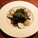 ワイン カルコス - 自家製生パスタイカ墨を練り込んだタリオリーニ（1,800円）