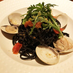 ワイン カルコス - 自家製生パスタイカ墨を練り込んだタリオリーニ（1,800円）アップ～♡