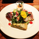 ワイン カルコス - 前菜盛り合わせ（1,200円）（淡路産玉葱ブランマンジェ・フランス産鴨肉ロースト・静岡県産ズッキーニとルッコラのキッシュ・長崎産かつおのカルパッチョ）