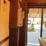 Menya Saichi - カウンター席から見た入口と券売機