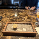 pesceco - 上の丸いものだけが食べられる ・枠全体は飾り。エタリ(カタクチイワシ)の一口タルトレット