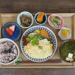 Mealthy - やわらか蒸し鶏のスパイシータルタルソース(美肌プレート)