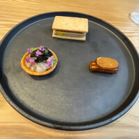 Point - フォアグラのレーズンサンド　ジャガイモのチェロス〜カラスミ　モサエビのタルト〜キャビア
