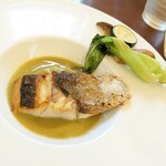 カフェ・ブランシュ - スズキのソテー、アサリとほうれん草のムースに、アスパラガスのソース