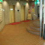 金田中 庵 - エレベーターホール、右は階段