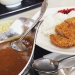 賤ヶ岳サービスエリア 上り線 レストラン - カツカレー☆950円☆
            
            僕の食に対する弱点は唐辛子アレルギーですが、カレーとかかなり好きなんですよね〜。
            
            また、閾値があるので、ある程度辛いものは食べられます。
            
            今回は…、ちょっと閾値を越えてしまいました。
            
            しかし、カレーはゴロッとしたお肉に、溶け込んだ野菜。
            やや厚めの揚げたてカツ！
            
            学生の国家試験受験の引率なので、「カツ(勝つ)」に願をかけて、いただきました^_−☆