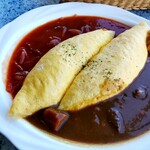 カフェ ポアロ - ペアオムライス(トマトソース&カレーソース)