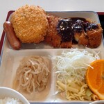 朱里 - 粗挽きソーセージ、コロッケ、味噌カツ、大根の煮物、
                                サラダ、みかん