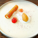 BISTRO Lanterne - アーモンドのチュイルと桜桃