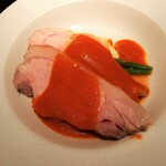 Kamekichi bistro - 綺麗なピンク色の分厚く柔らかいロース肉に、ほんのり黒胡椒が効いたトロッとまろやかなトマトソースやマッシュポテトがマッチ