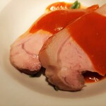 Kamekichi bistro - 豚カツ屋さんで出されそうな肉厚なロース肉は、きめ細かい肉質でしっとり柔らか！噛むほどに溢れる旨味と脂身の甘味が一体に