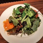 Kamekichi bistro - 様々な種類の野菜を使ったサラダは、ビネガーやオイルにお塩で丁寧に和えられサッパリ