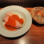Kamekichi bistro - この日のメインは茶美豚ロースのロースト、ソースディアブル♪ほんのり温かく香ばしいバゲット付き