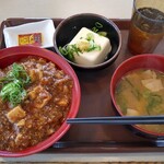 すき家 - 牛あいがけ麻婆丼(大盛)+とん汁冷やっこセット