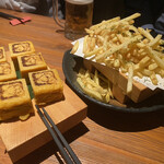 すずや はなれ - 厚焼き玉子とゲタ盛りフライドポテト