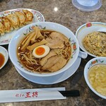 Gyouza No Oushou - 醤油ラーメン528円+ｼﾞｬｽﾄｻｲｽﾞ炒飯272円+餃子無料券使用