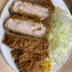 いちかつ - 断面写真はコチラ！　どうすか？　これ！
      
      ソースと洋がらしをチョメチョメしてパクリっと
      
      うまっ！うんまま！うんまままっー！（３段活用）
      
      たまりませ〜〜ん＝3