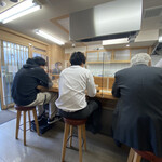 いちかつ - 午後1時過ぎ…店外に列はなく１階で座って少し
      
      待って2階席に通された。
      
      1階はカウンターのみで、2階はテーブル席。