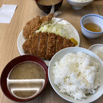 いちかつ - ナルホド君のロースかつ定食アジフライ乗せ
      
      900円税込であります。
      
      帰りに下に降りてみると5人待ちで…
      
      お腹いっぱいだったけど…もう1回並ぼうかと…