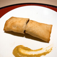 鳥焼き 小花 - ②揚げ春巻き（新ゴボウと鶏の味噌煮込み）