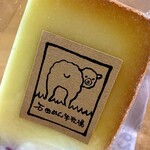 Dousan Youniku Kappou Ramu Pirika - 足寄町　しあわせチーズ工房さんの羊乳チーズ
      日本ではめずらしい羊乳100％のハードチーズです。
      じっくり丁寧に半年熟成されたチーズは、ミルクの甘みとナッツのような香ばしさの中に、おだやかに香る羊乳独特の風味が特徴です。