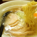 麺屋 マルニ - 太目のちぢれ麺です 2013.02