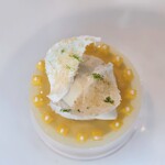 ドミニク・ブシェ トーキョー - 別添えでバナナのソースがあり、素敵なマッチングで美味しかったです。