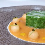 ドミニク・ブシェ トーキョー - ソースは甲殻類のビスクで付け合わせにくり貫いたメロン、キャビア、姫ネギがあしらわれています。