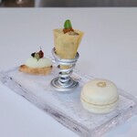 ドミニク・ブシェ トーキョー - 手前 : トリュフクリームのマカロン