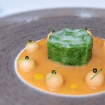 ドミニク・ブシェ トーキョー - 帆立貝のミキュイにパセリとパン粉を纏わせて型取っています。