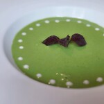 ドミニク・ブシェ トーキョー - 白いんげん豆のピュレと赤紫蘇の葉で飾り付け。