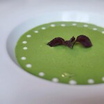 ドミニク・ブシェ トーキョー - 中にはジュ ド ブッフのコンソメジュレとフォアグラと豚足が入っています。