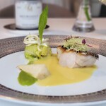 ドミニク・ブシェ トーキョー - 筍の下にほうれん草とアスパラのピュレ、ソースはアサリの出汁をベースにしたバターソースにサフランの風味です。