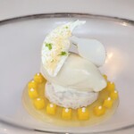 ドミニク・ブシェ トーキョー - マンゴーとメレンゲの綺麗な飾り付け。