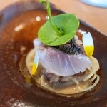 白土 - 蛍烏賊のペーストをカッペリーニに和えた冷製パスタに伊佐木。クレトニアと春菊の花びらが飾られています。