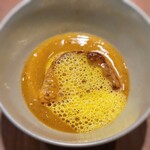 白土 - 喉黒だけで作られたスープドポワソン、石川県能登半島のリゾット専用米“カルナローニ”が敷かれ、皮目をパリッと焼いた喉黒、ミルクとサフランの泡です。