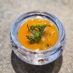 白土 - 赤パプリカのピュレ、加賀太胡瓜、白ミル貝、ノコギリ草