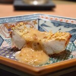 白土 - 神奈川県小柴のブランド太刀魚のフリット、五香粉、自家製XO醤