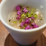 白土 - シンディートマトはドライトマトにし、それをピュレ状にして下に敷いています。