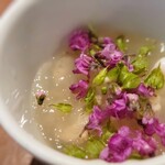 白土 - 蛤は低温調理されゴロゴロと入っていて、蛤の出汁のジュレがかかり、花穂が綺麗に飾られています。