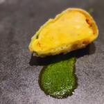 白土 - 花ズッキーニに安納芋のペーストとグリエールチーズを詰めたフリット。イタリアンパセリのソースと頂きます。