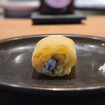 白土 - 稚鮎、山独活、うるいの春巻きです。山椒塩と一緒に頂きます。