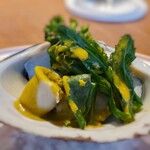 白土 - さっとボイルした北寄貝と丘わかめ、ちりめんキャベツの菜花が盛られ、北寄貝の肝ソースがかかっています。