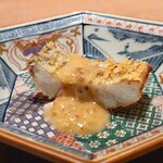 白土 - 太刀魚はフリットで、五香粉を少しまぶして、自家製のXO醤のソースがかかっています。ふっくらとあがり、香り豊かな一皿です。