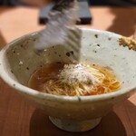 白土 - 2日間かけて仕込んだ仔牛のコンソメスープと中華麺。