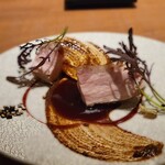 白土 - ソースは大分のゆず胡椒のものと、青森の黒にんにくものの2種類で、香ばしい豚肉に良く合います。