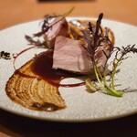 白土 - しっとりと低温で焼かれた米澤豚のロースは仕上げに藁の香りを付けて焼き上げているので、香りがとてもいいです。